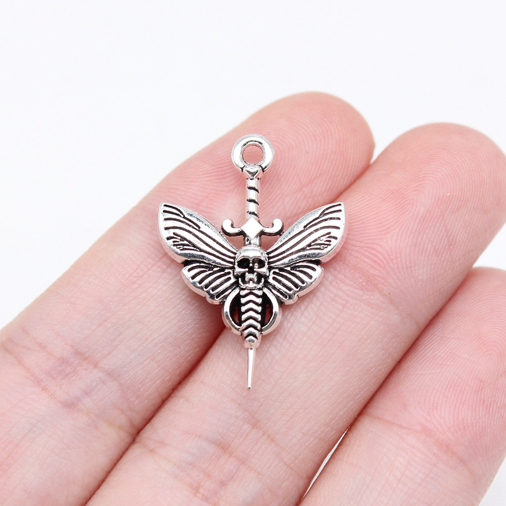 Queen Bee Insect Charm Pendant - огляд і ціна Vintage Fashion Stores