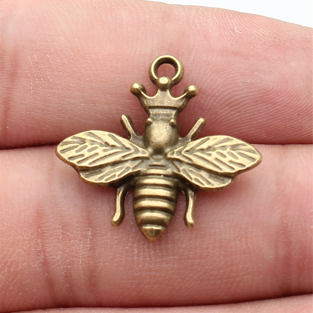 Queen Bee Insect Charm Pendant - огляд і ціна Vintage Fashion Stores